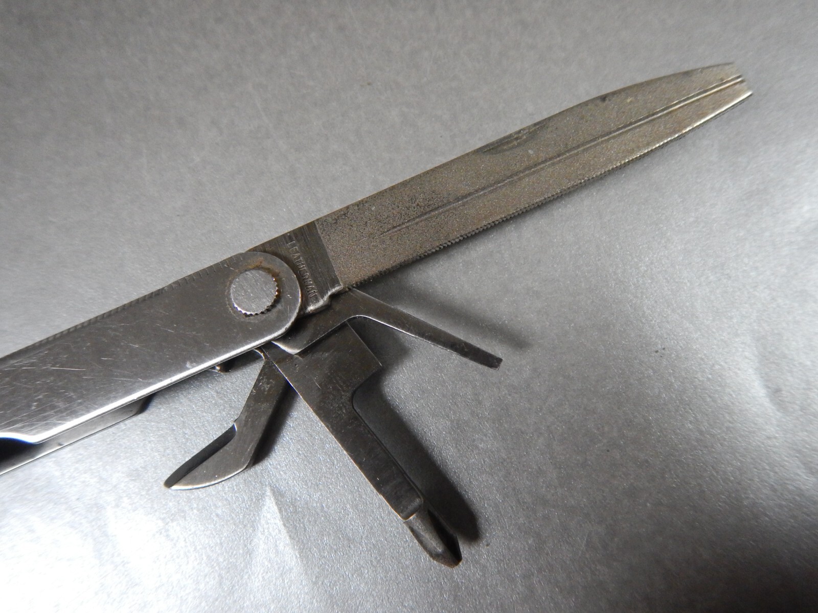 unusual Vintage Leatherman Super Tool – 1998 – 1 SERRATED Blade, Scissors