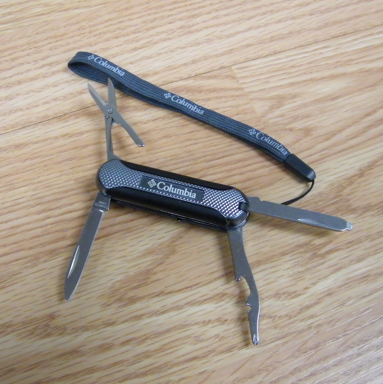 Genuine Columbia 10-Function Tool / Pocket Knife With Red Light **NEW-READ**