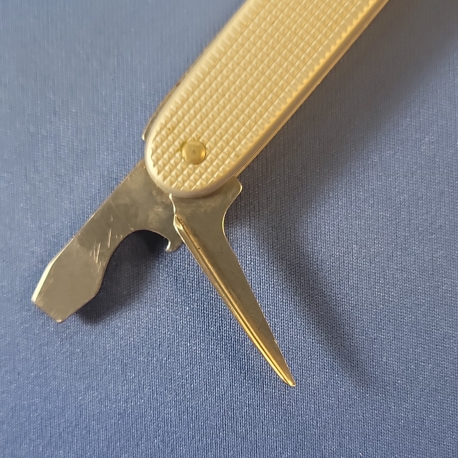 Victorinox Swiss Army 4-Tool Multi-Tool White Alox, 2 1/4″ Straight Blade