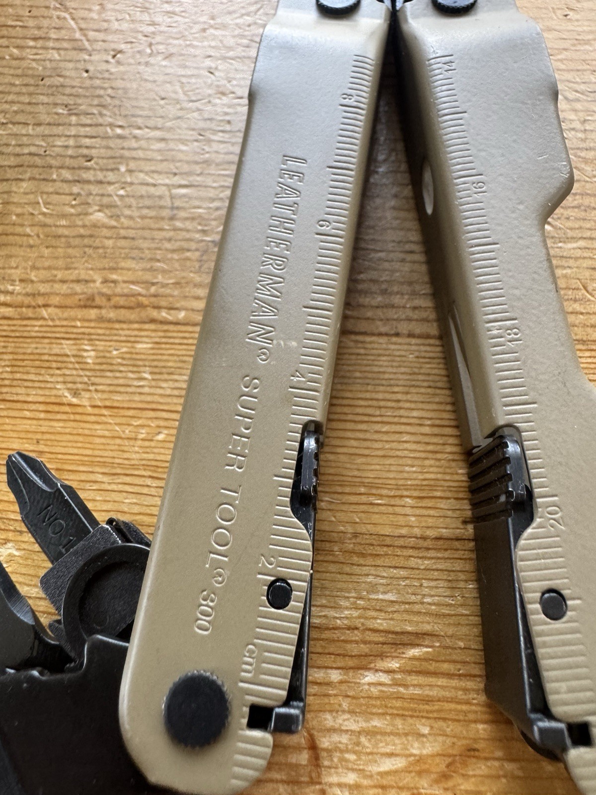 Leatherman Super Tool 300M Multitool Coyote Tan Black Oxide w/ Brush Adapter