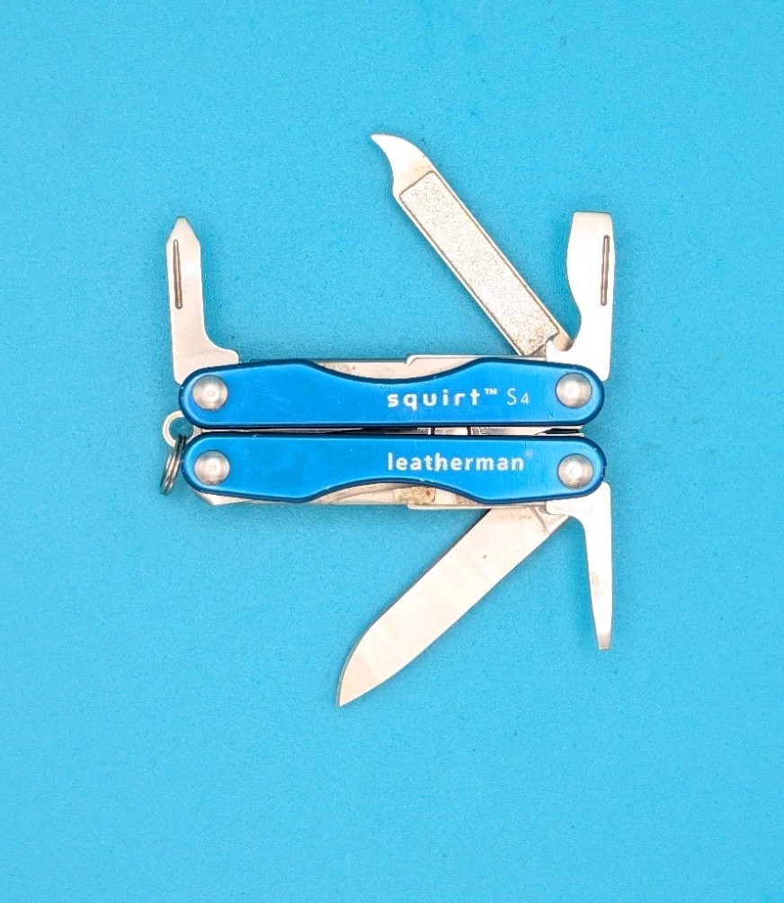 Leatherman “Squirt S4” Stainless Steel Multi Tool – BLUE! *A MENDEZ*