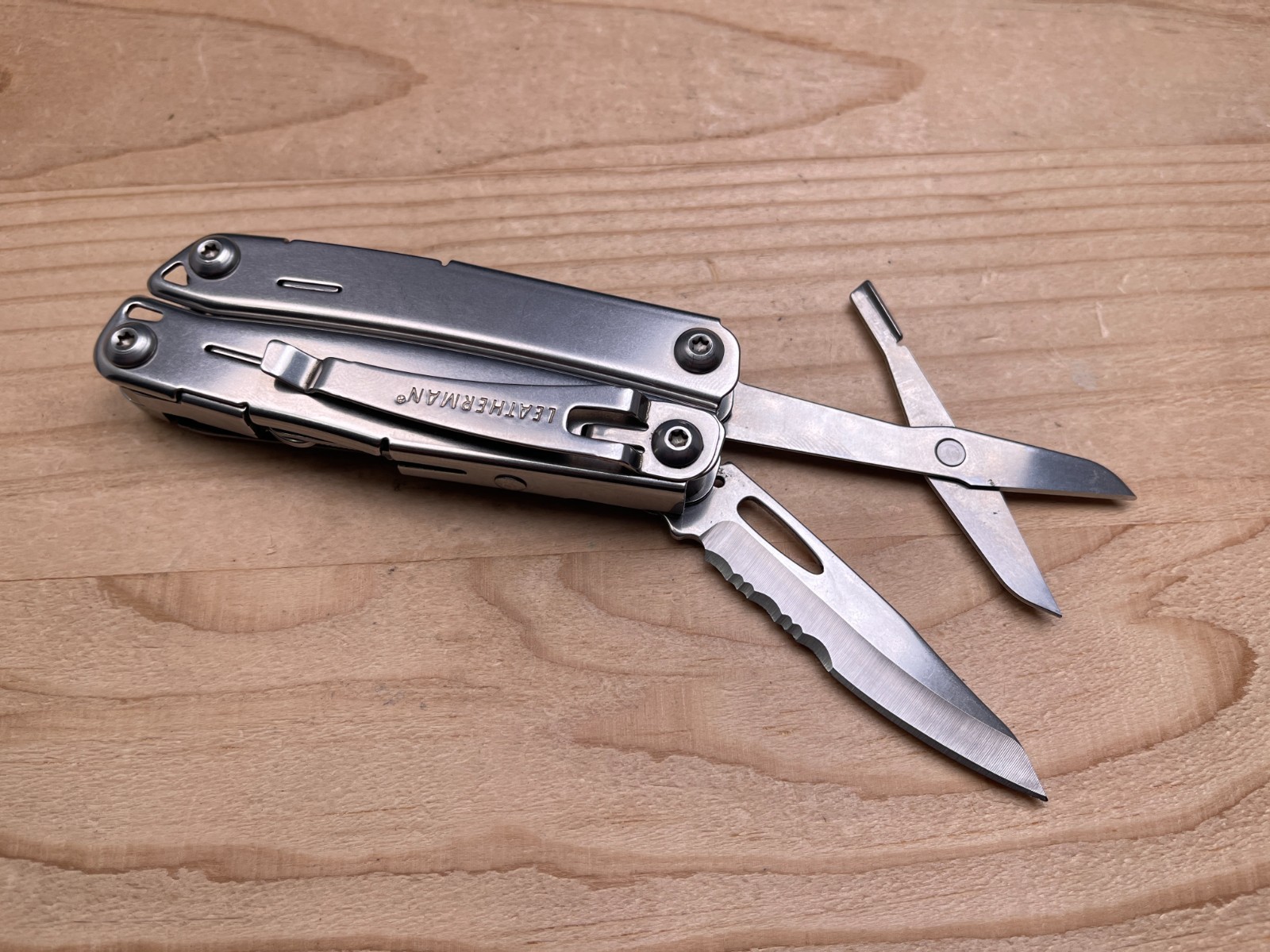 Leatherman Wingman Multi-Tool Knife 12/15 – Stainless Steel, Pocket Clip