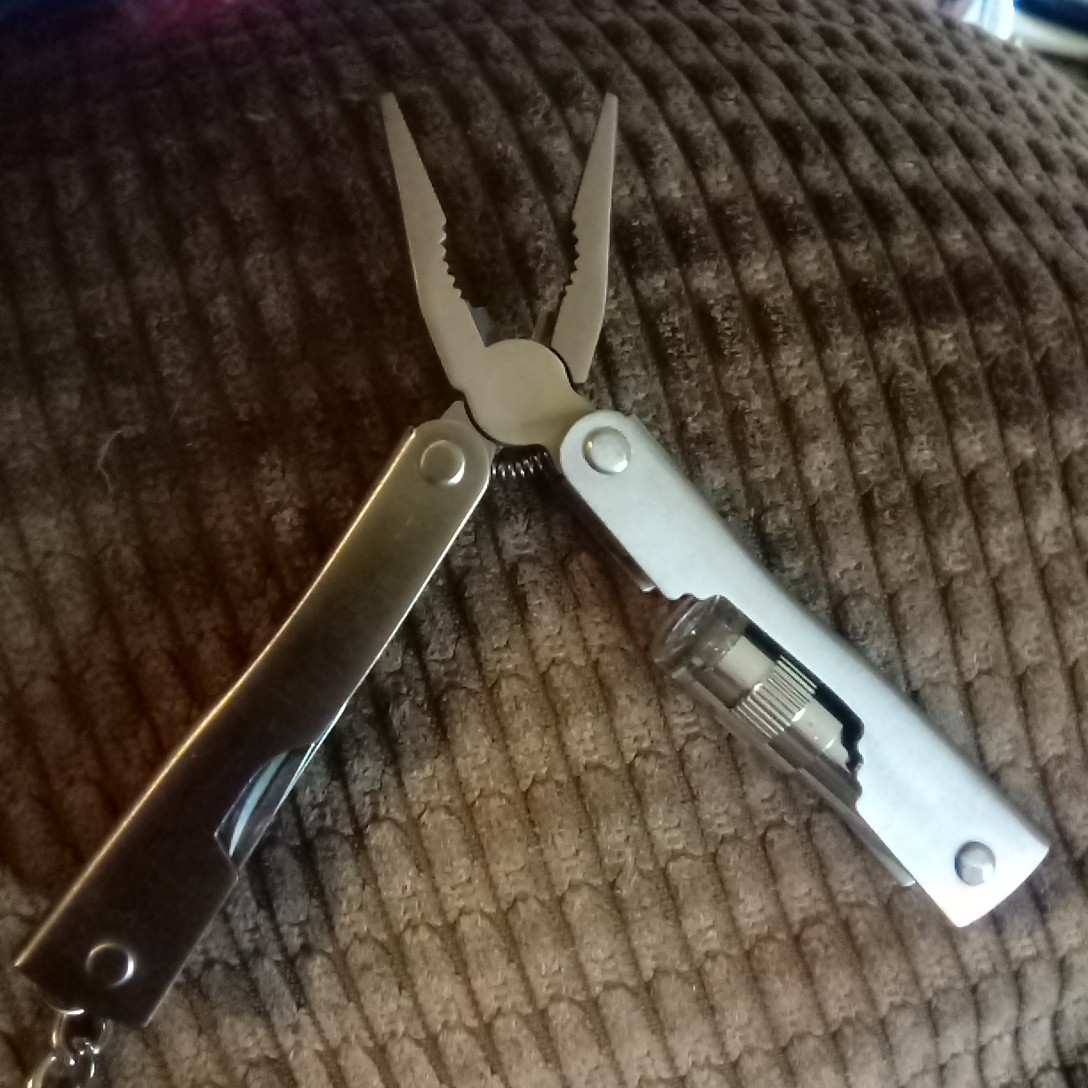 Avon Bejeweled Multi Tool With Light Needs Batteries