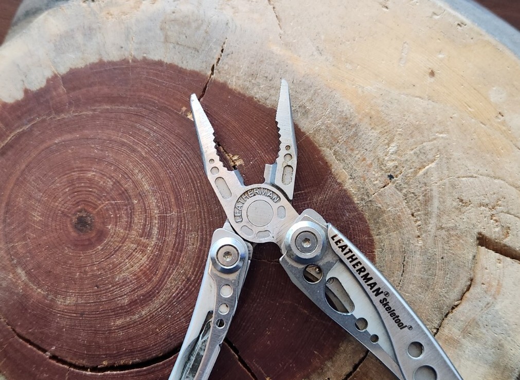 Leatherman Skeletool Multi-Tool, Pliers, Serrated Knife, Stainless – QTY 1