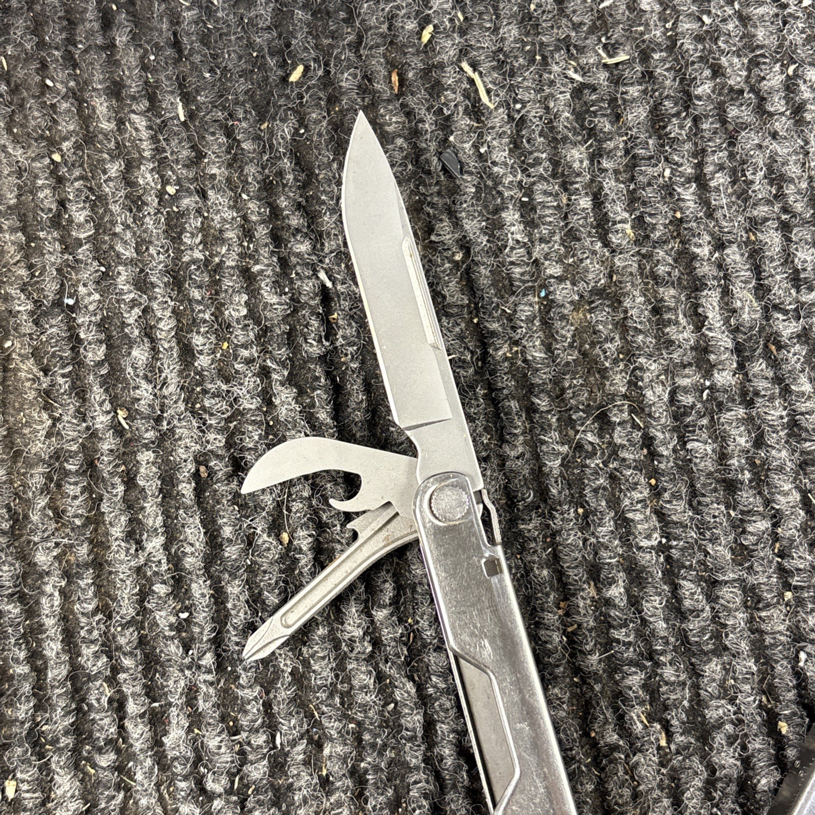 Leatherman Bond Multi-tool Multi Tool Silver Knife File Screwdriver Used (104)