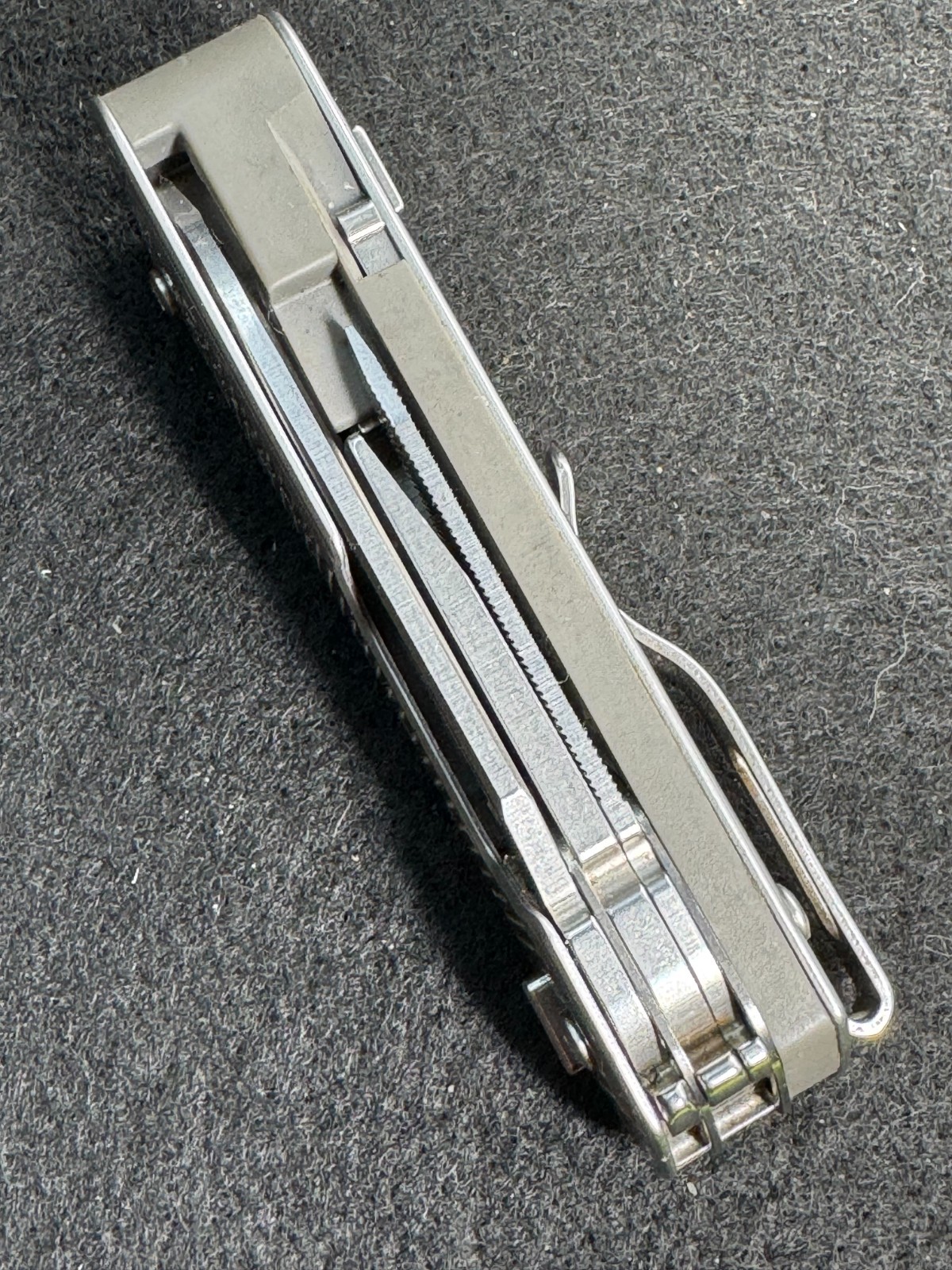 Leatherman Free T4 Multitool Silver Multi Tool Pocket Knife Camping Hunting