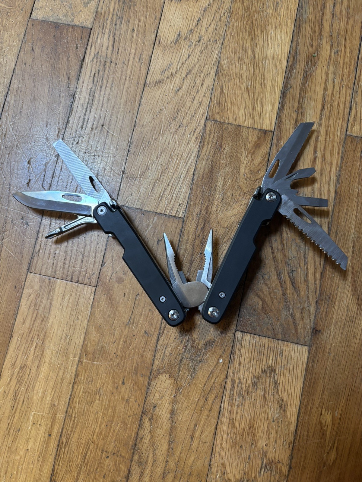 MOSSY OAK 13-in-1 Multi-tool Multi Function Pliers Folding Pocket Tool w/Sheath