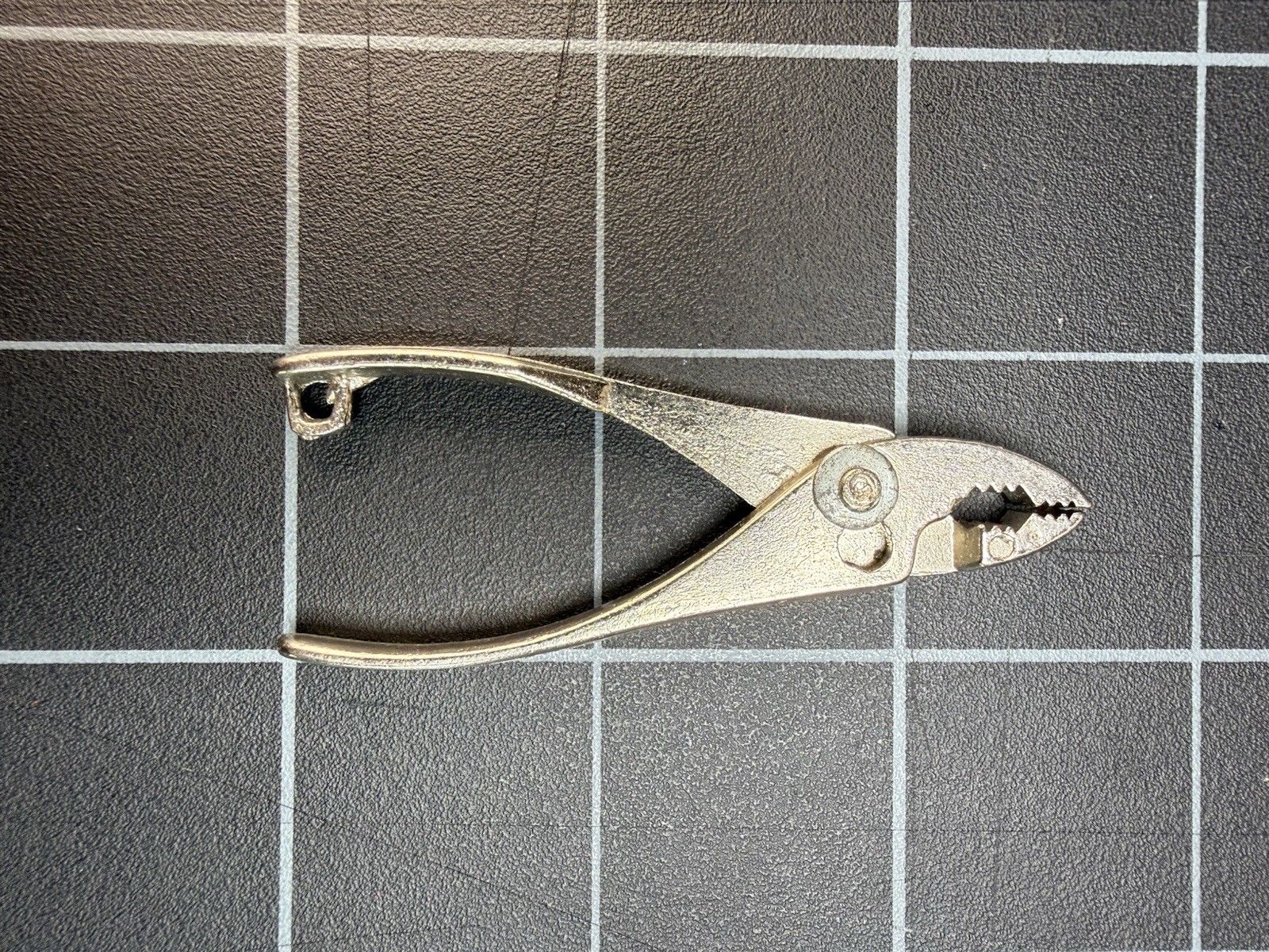 Mini Aluminum Pliers Keychain – Compact Gripping Tool Novelty Pocket Pliers