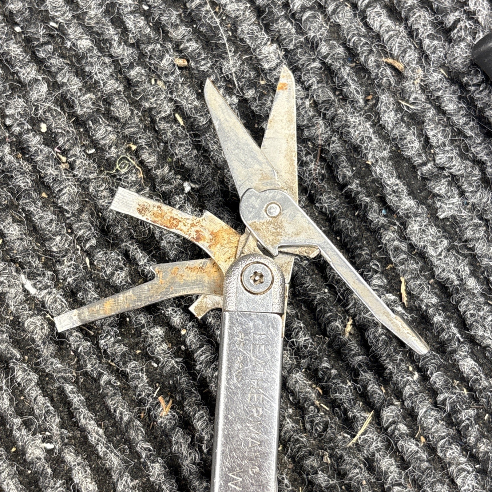 Leatherman Wave Original 17-in-1 All-Purpose Multi-Tool with wave Sheath (107)