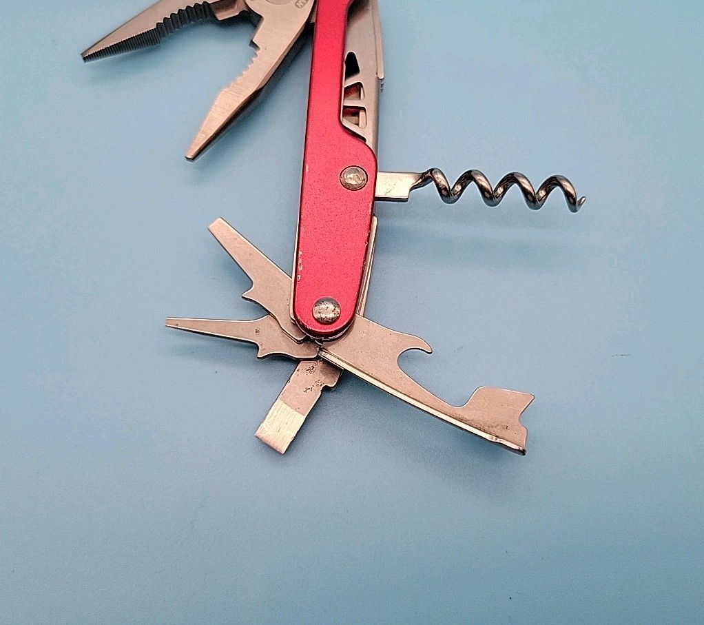 Leatherman JUICE C2 Multi-Tool – Dated 0509 – Red – Knife, Pliers *Retired*