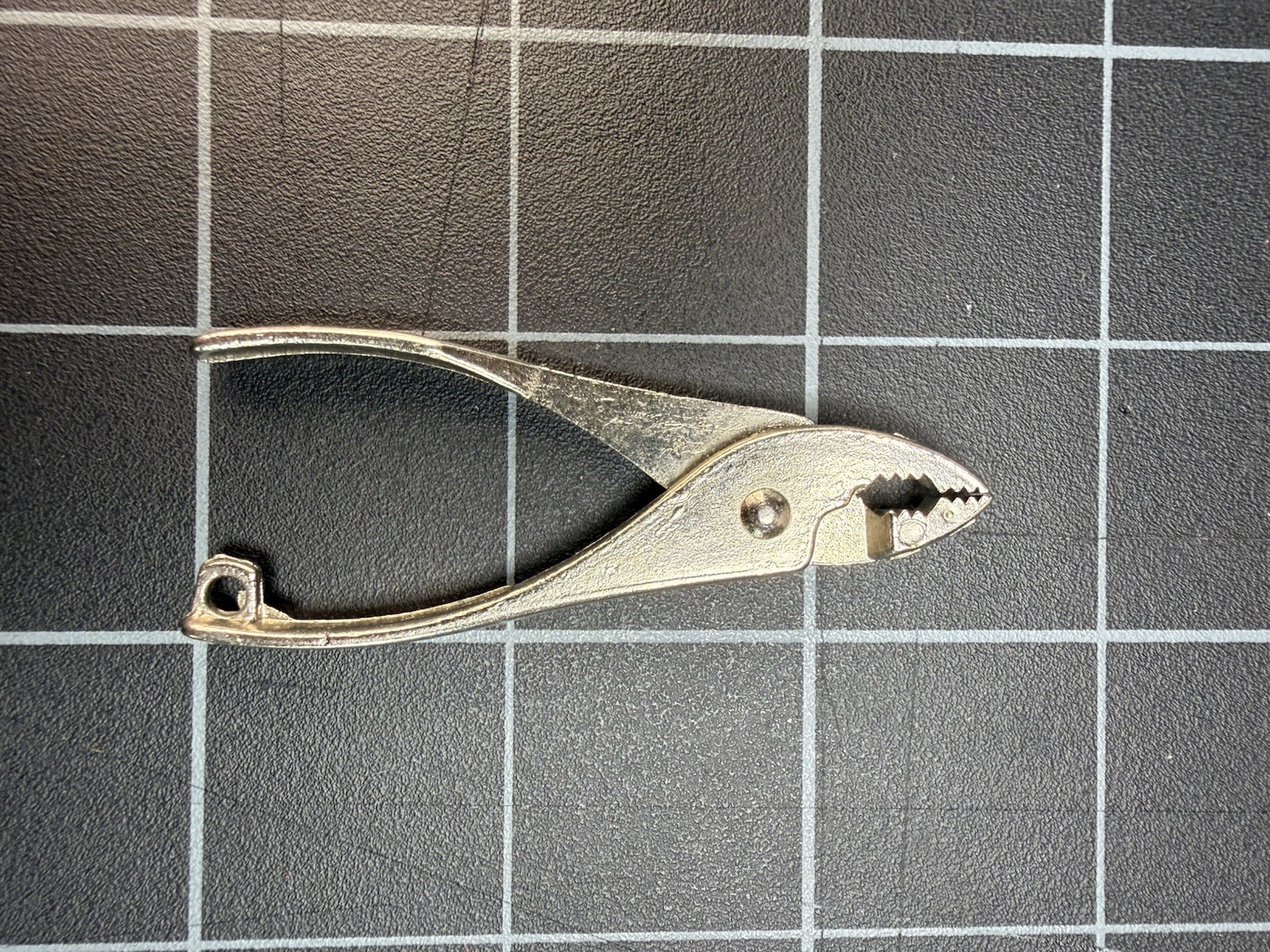 Mini Aluminum Pliers Keychain – Compact Gripping Tool Novelty Pocket Pliers