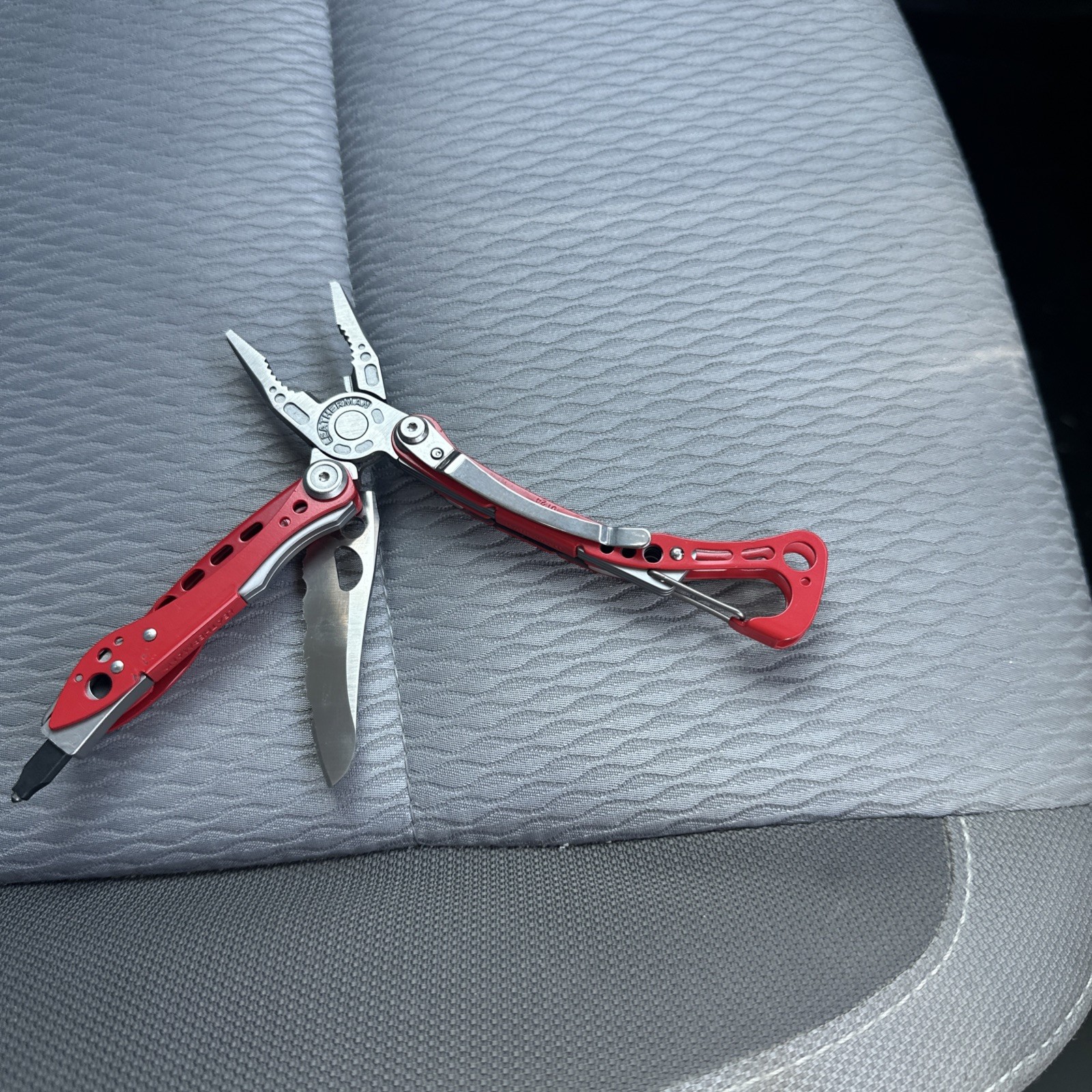 Leatherman Skeletool RX Multi-Tool 154CM Serrated, Rescue Glass Breaker Bit Nice