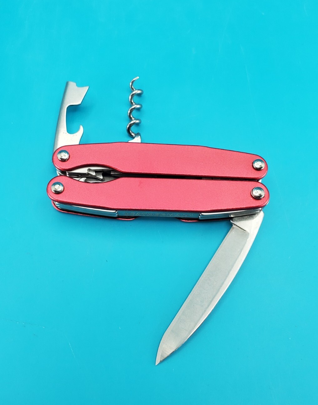 Leatherman Juice C2 Red Multi Tool! RETIRED! MINT! WITH LEATHER SHEATH!