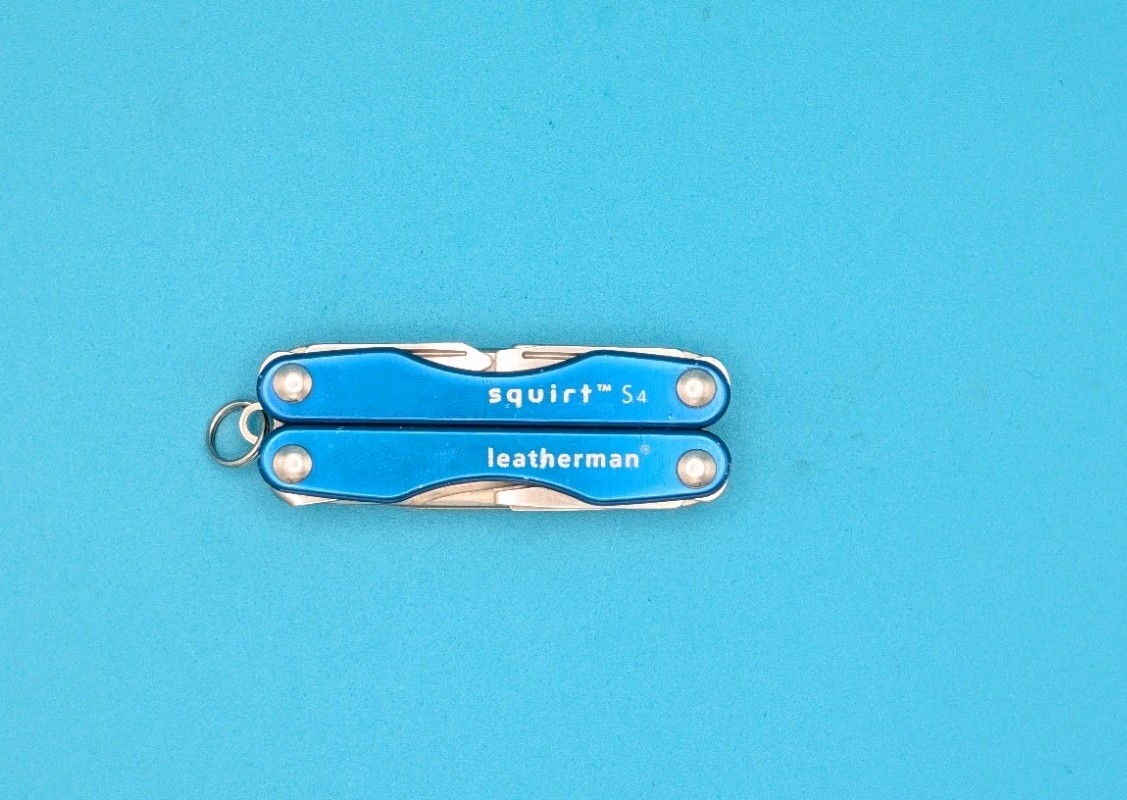 Leatherman “Squirt S4” Stainless Steel Multi Tool – BLUE! *A MENDEZ*