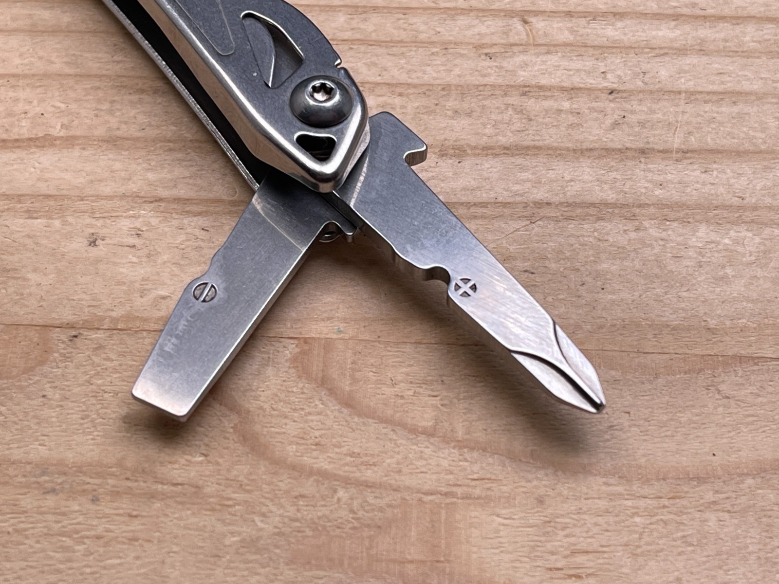 Leatherman Wingman Multi-Tool Knife 12/15 – Stainless Steel, Pocket Clip