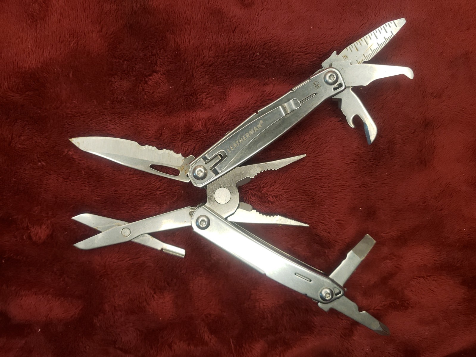 Leatherman Wingman Multi Tool with Sheath with light damage 0120 Date Code