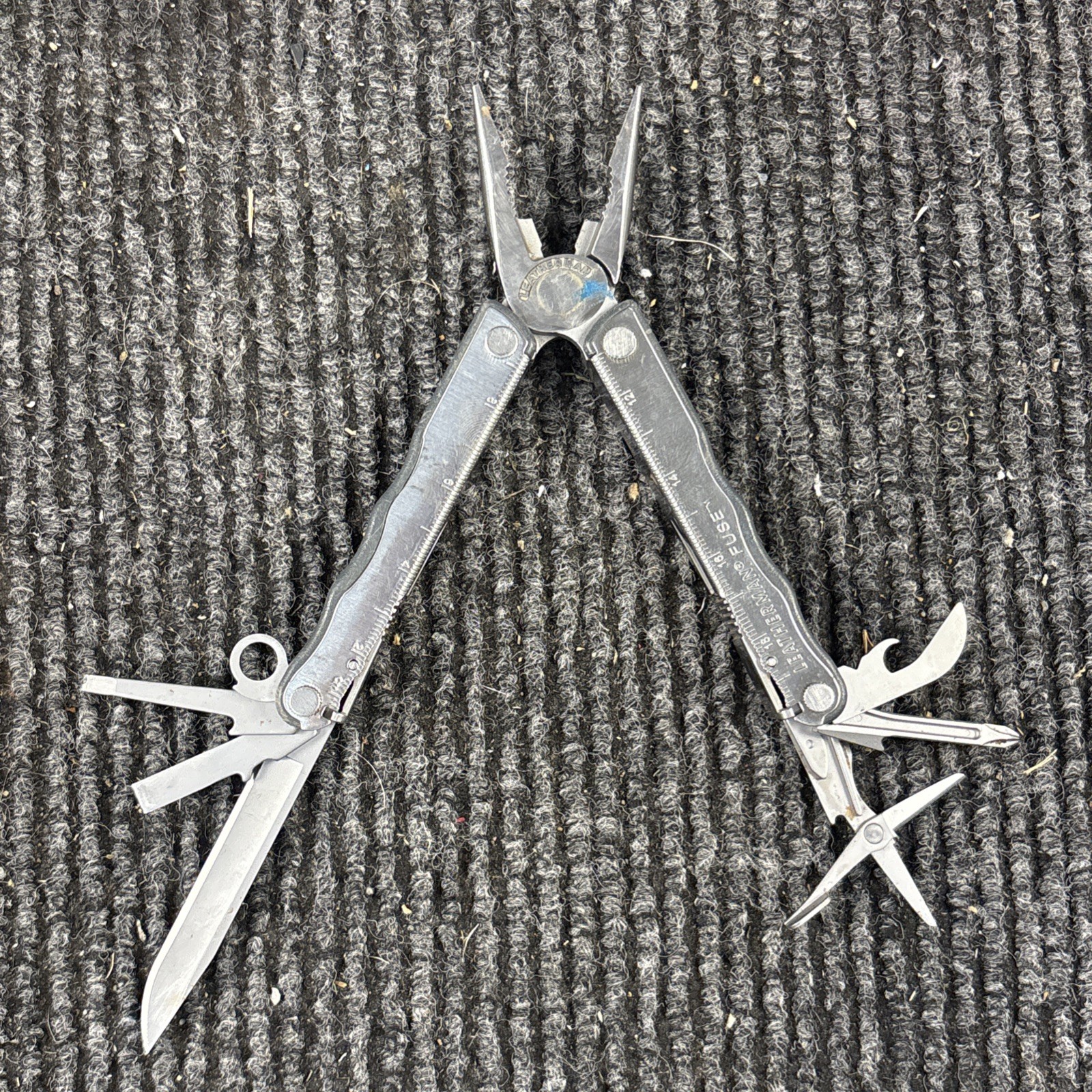 LEATHERMAN FUSE STAINLESS USA MULTI-TOOL (106)