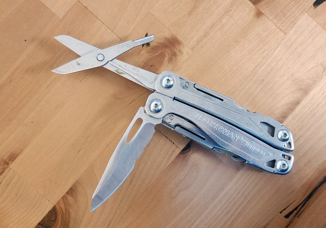 Leatherman Wingman Multi Tool Scissors Knife Pliers Screwdrivers Blade – QTY 1