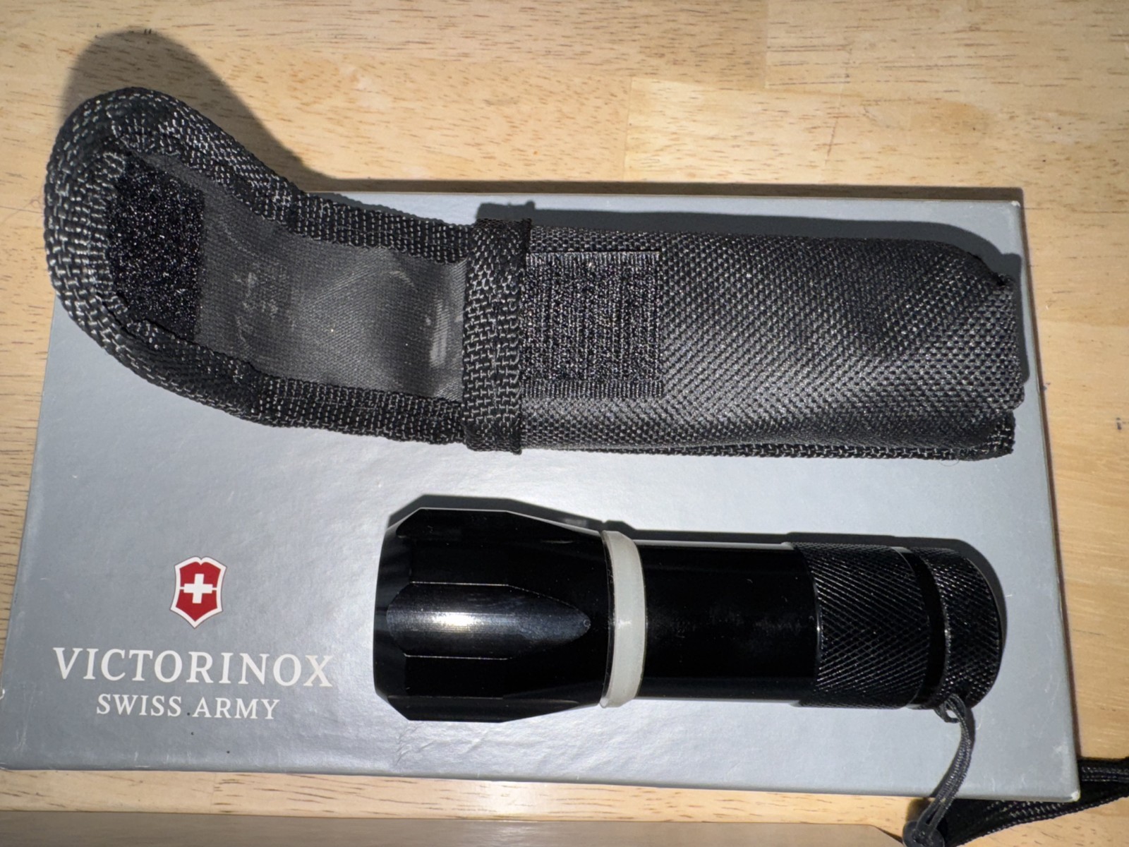NEW Swiss Army Classic Red SD Knife and Flashlight Set, Victorinox New Boxed Set