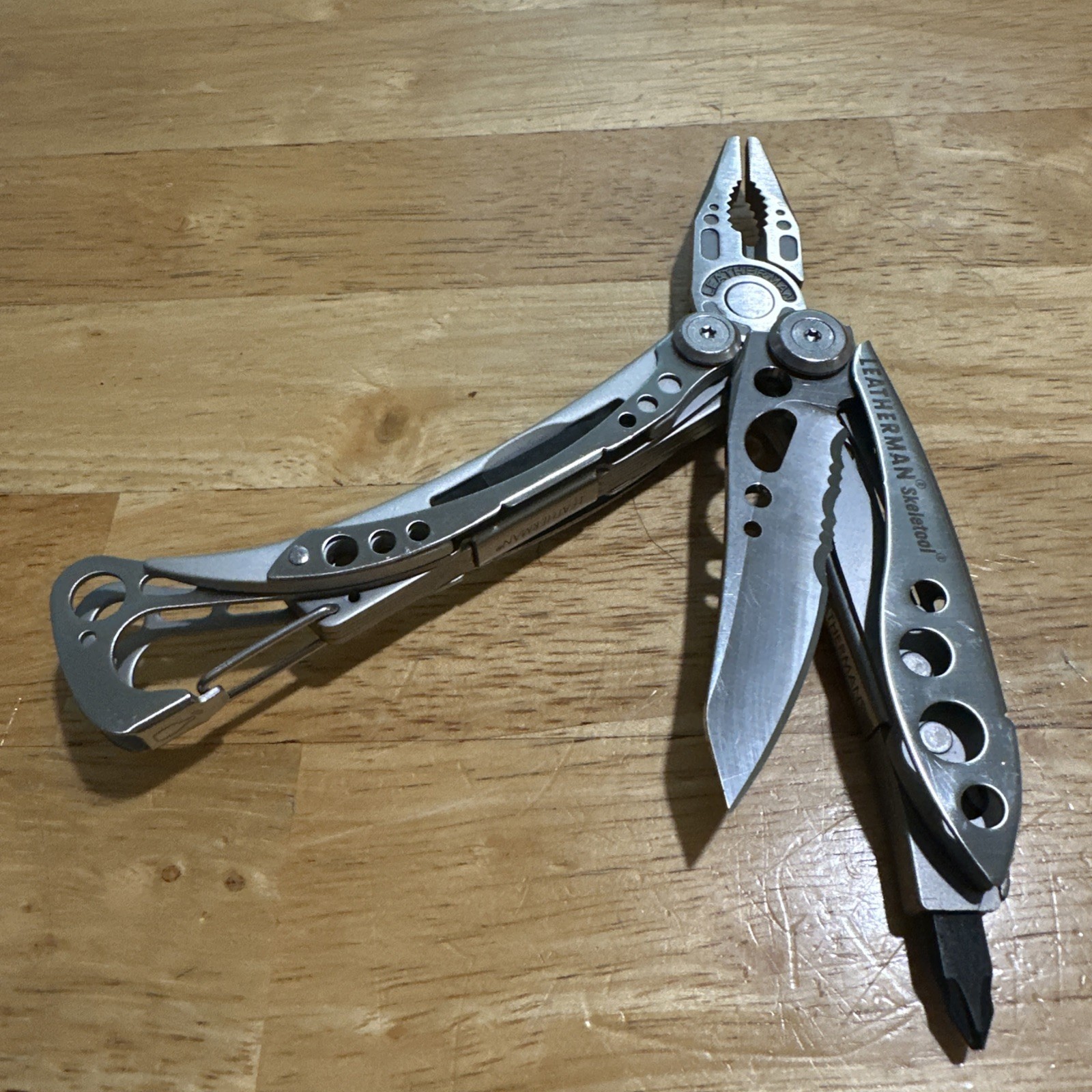 LEATHERMAN Skeletool Multi Tool – Combo Edge Blade Knife Pliers Carabiner Great