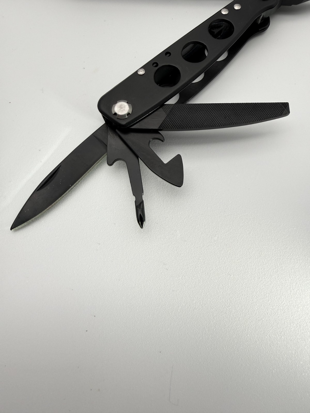 Smith & Wesson Black Multi Tool Pliers Knife Saw Screwdriver w/ Sheath EDC
