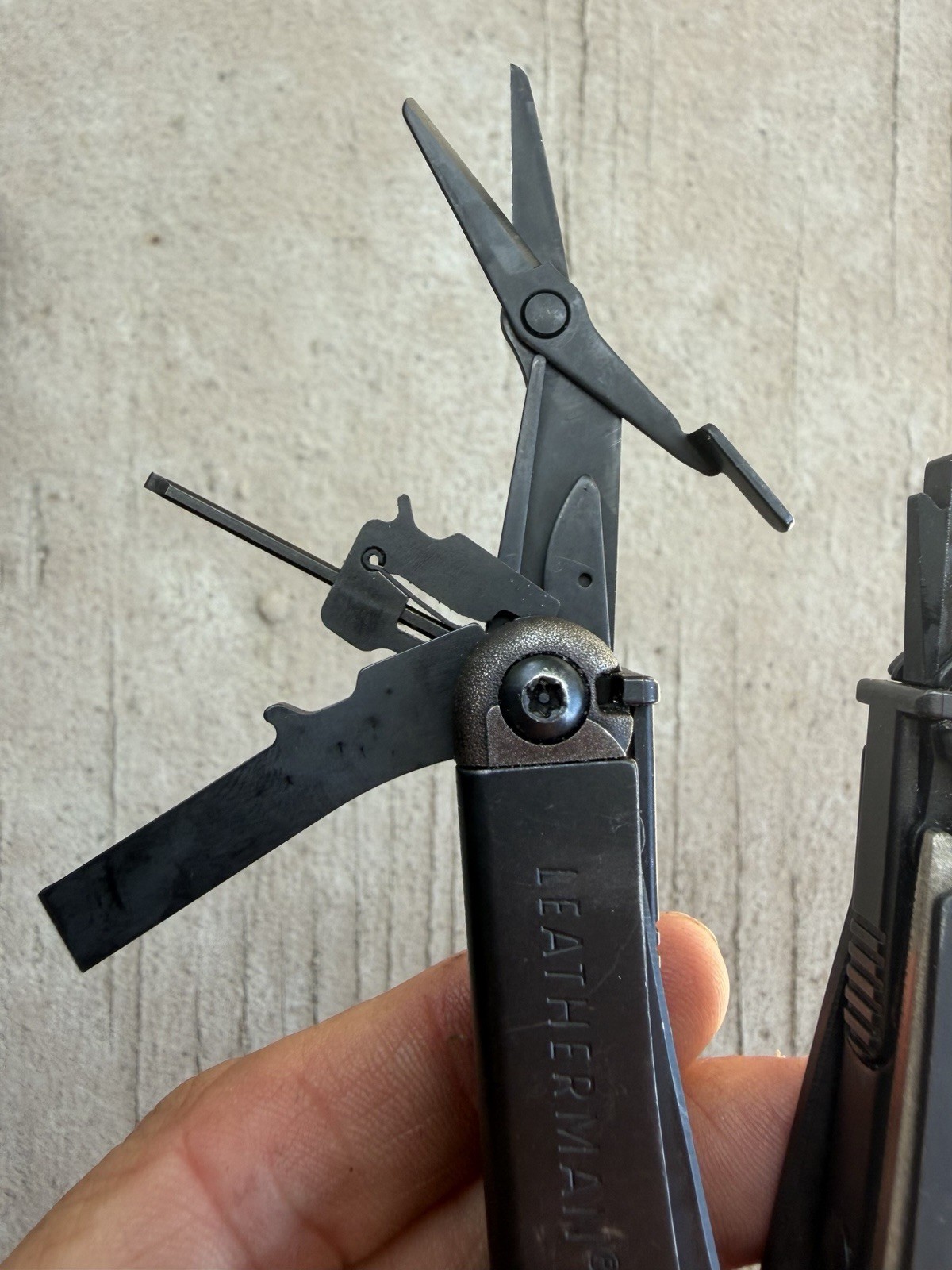 LEATHERMAN WAVE BLACK OXIDE STAINLESS STEEL FOLDING MULTI TOOL IN LEATHER SHEATH