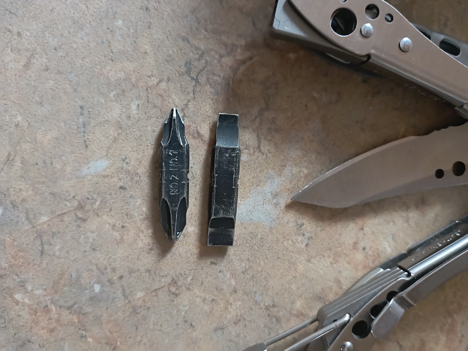Leatherman Skeletool Multi-Tool Stainless 830845/Leather Sheath