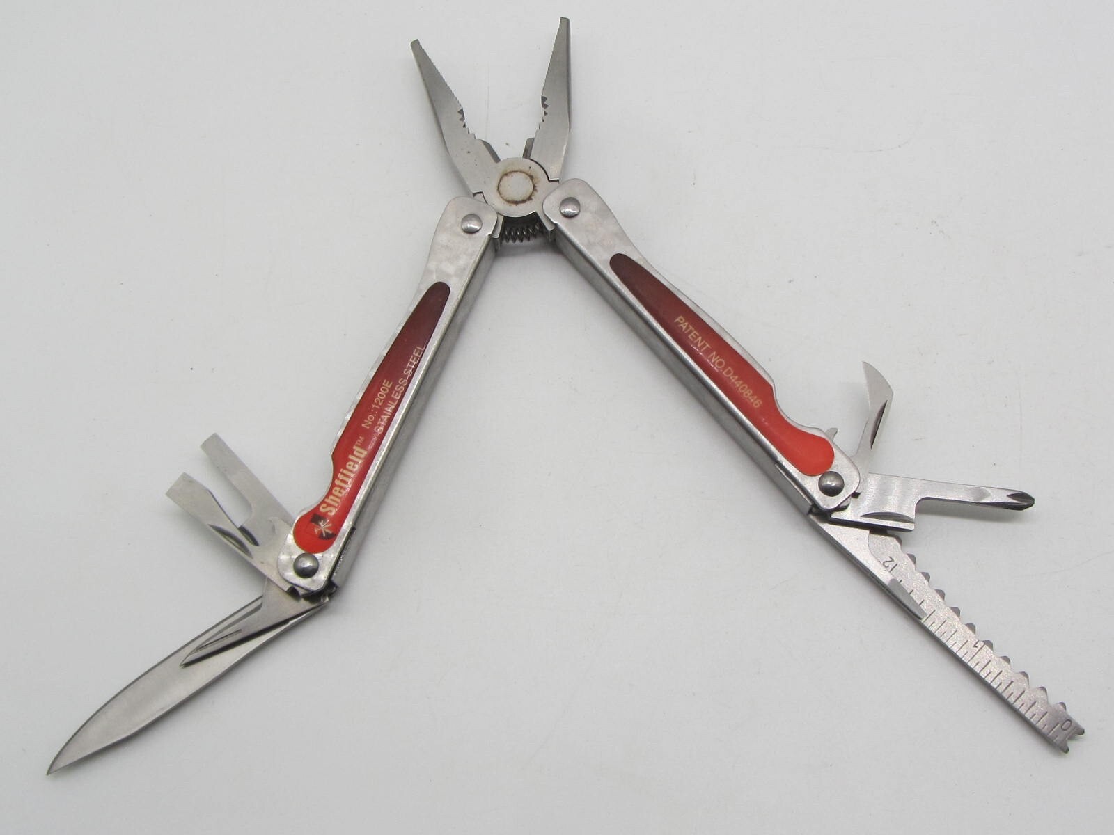 Sheffield 3 Knives, 2 Pliers (26 Multi Tool Sets) & Flashlight Wood Boxed