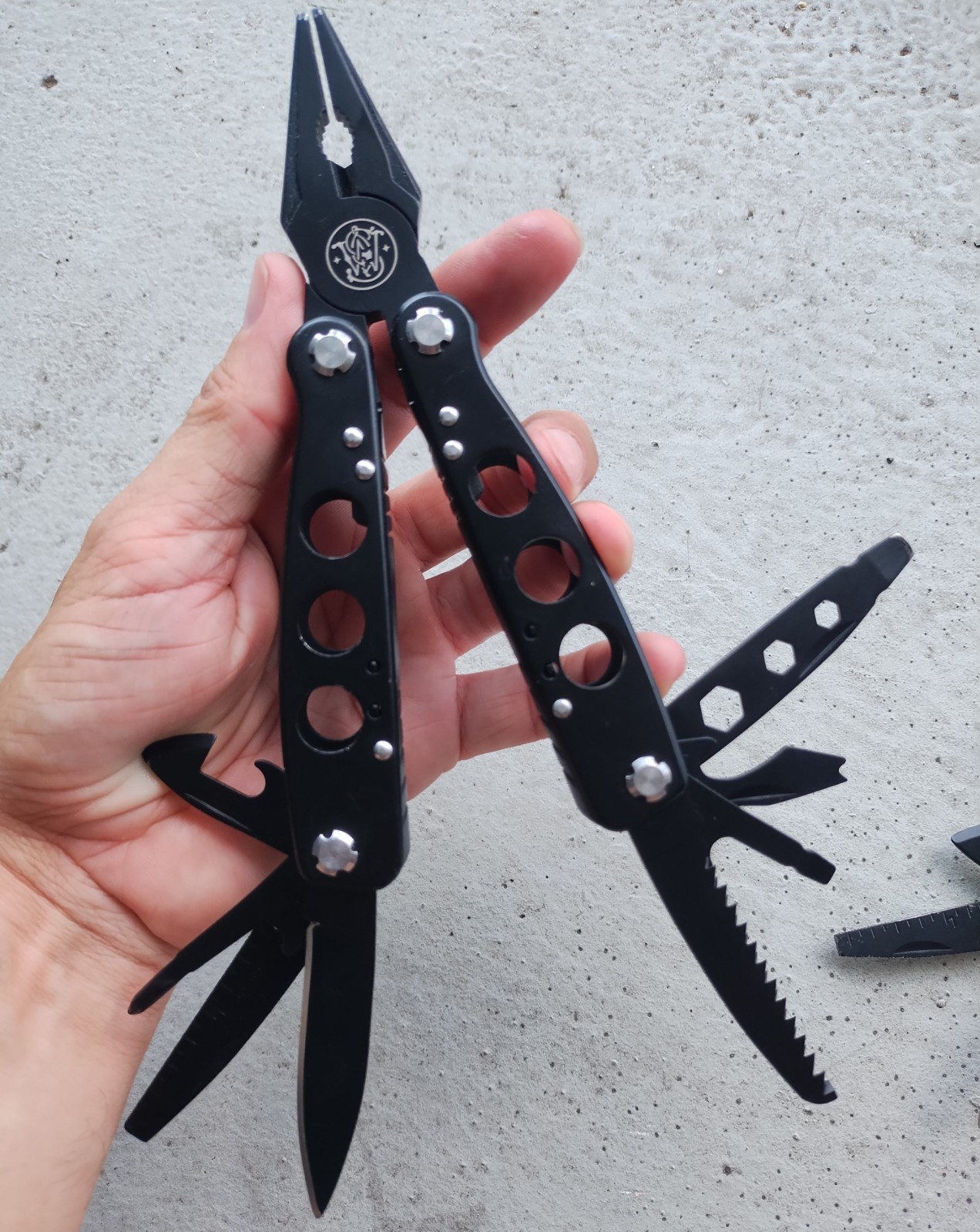 SMITH & WESSON S&W 16 FUNCTION MULTI-TOOL BLACK, EXCELLENT CONDITION, LOT OF 2