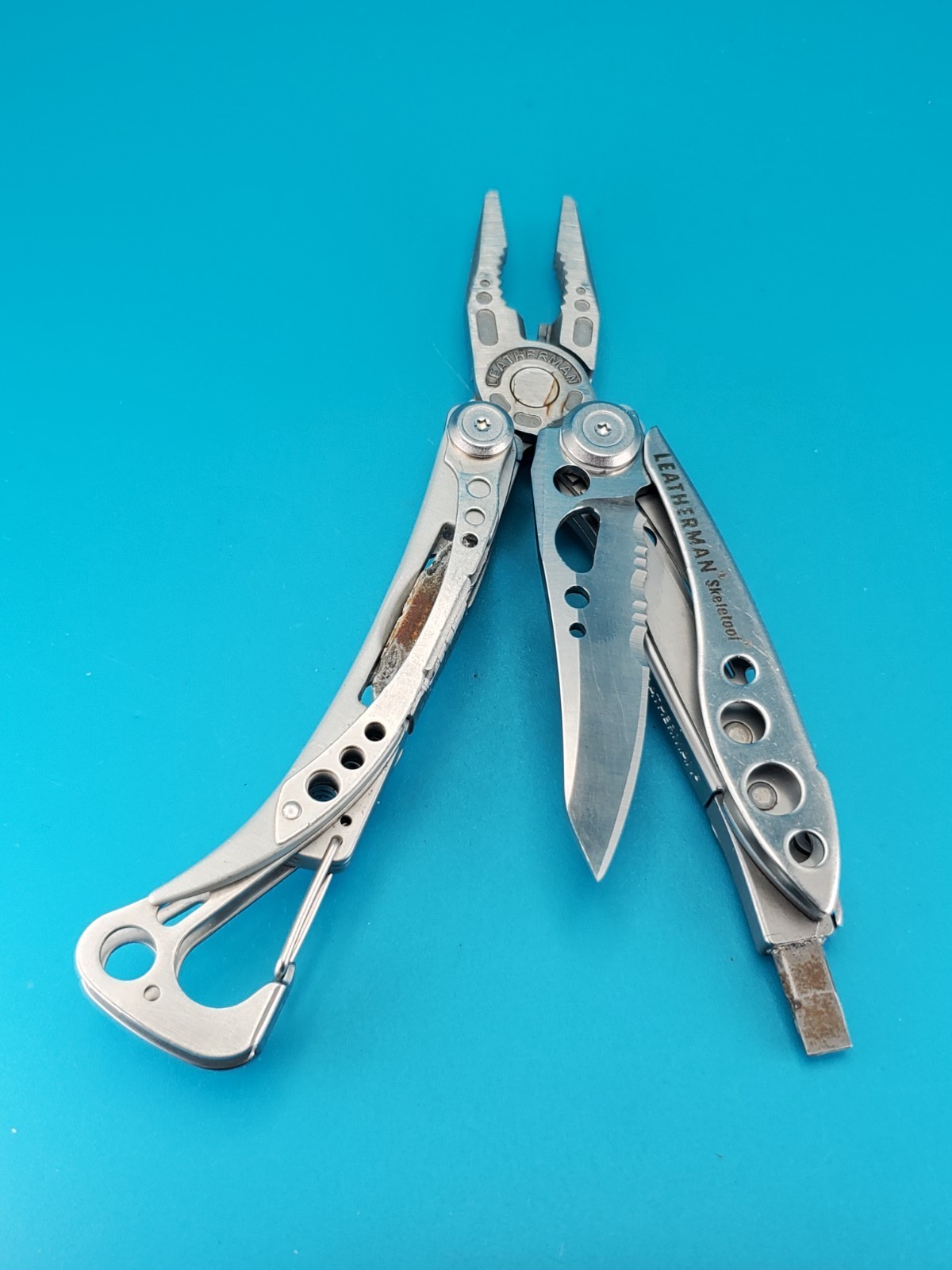 LEATHERMAN Skeletool Multi Tool – Combo Edge Blade Knife Pliers Carabiner!!!