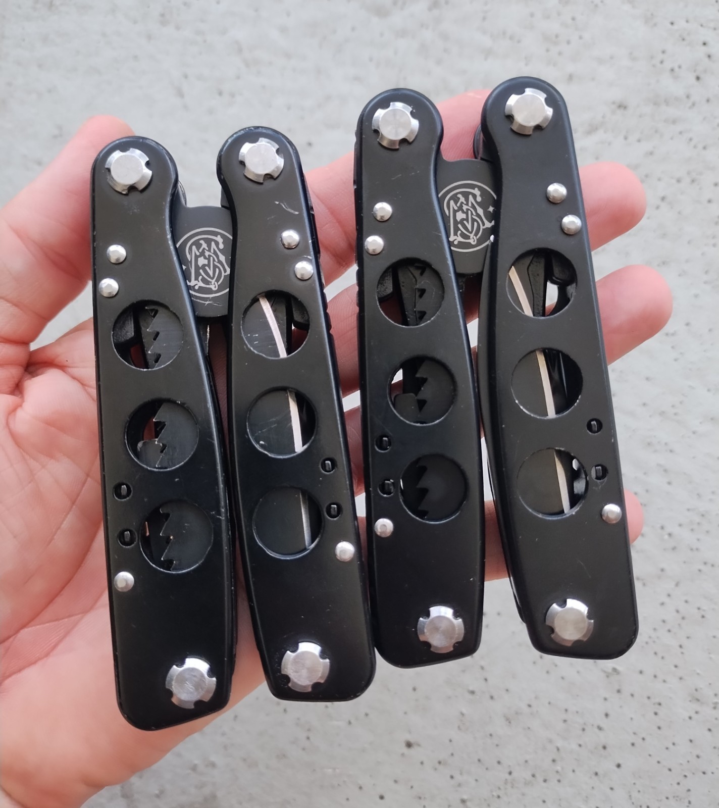 SMITH & WESSON S&W 16 FUNCTION MULTI-TOOL BLACK, EXCELLENT CONDITION, LOT OF 2