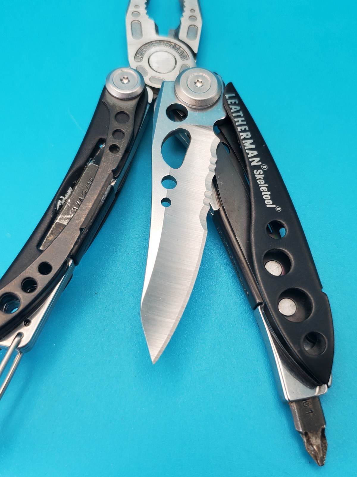 LEATHERMAN Skeletool Multi Tool – Combo Edge Blade Knife Pliers Carabiner!!!