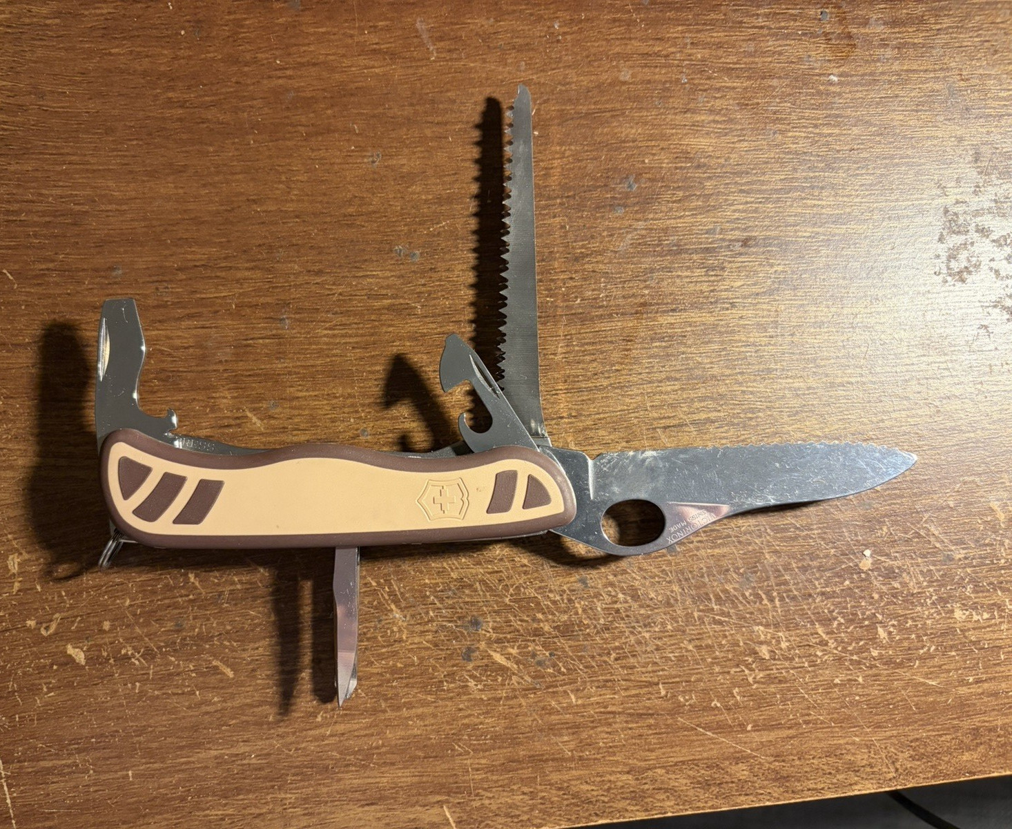 Victorinox Trailmaster Swiss Army Multi-Tool Knife Saw, 10 Tools Beige/Brown.￼
