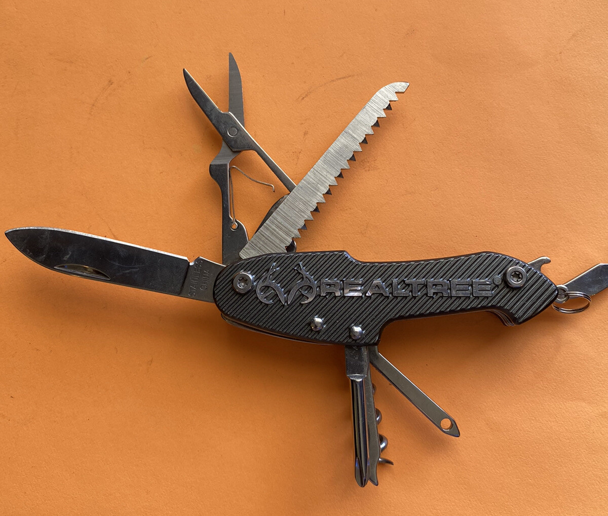 *USED* REALTREE-MULTI TOOL-(Knife ,Saw, Corkscrew,scissors, etc.) FREE SHIP*
