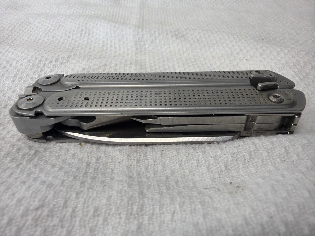 LEATHERMAN FREE P2 MULTI-TOOL PRE-OWNED (P23017522)