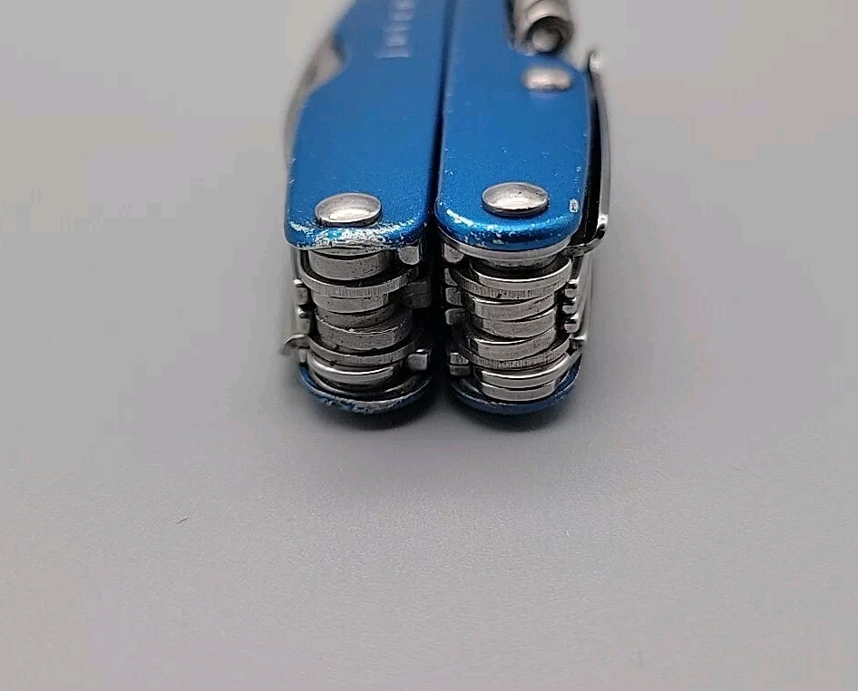 Leatherman Juice CS4 Multi Tool – Dated 0304 – Blue – Pliers * Retired *