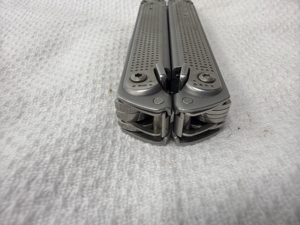 LEATHERMAN FREE P2 MULTI-TOOL PRE-OWNED (P23017522)