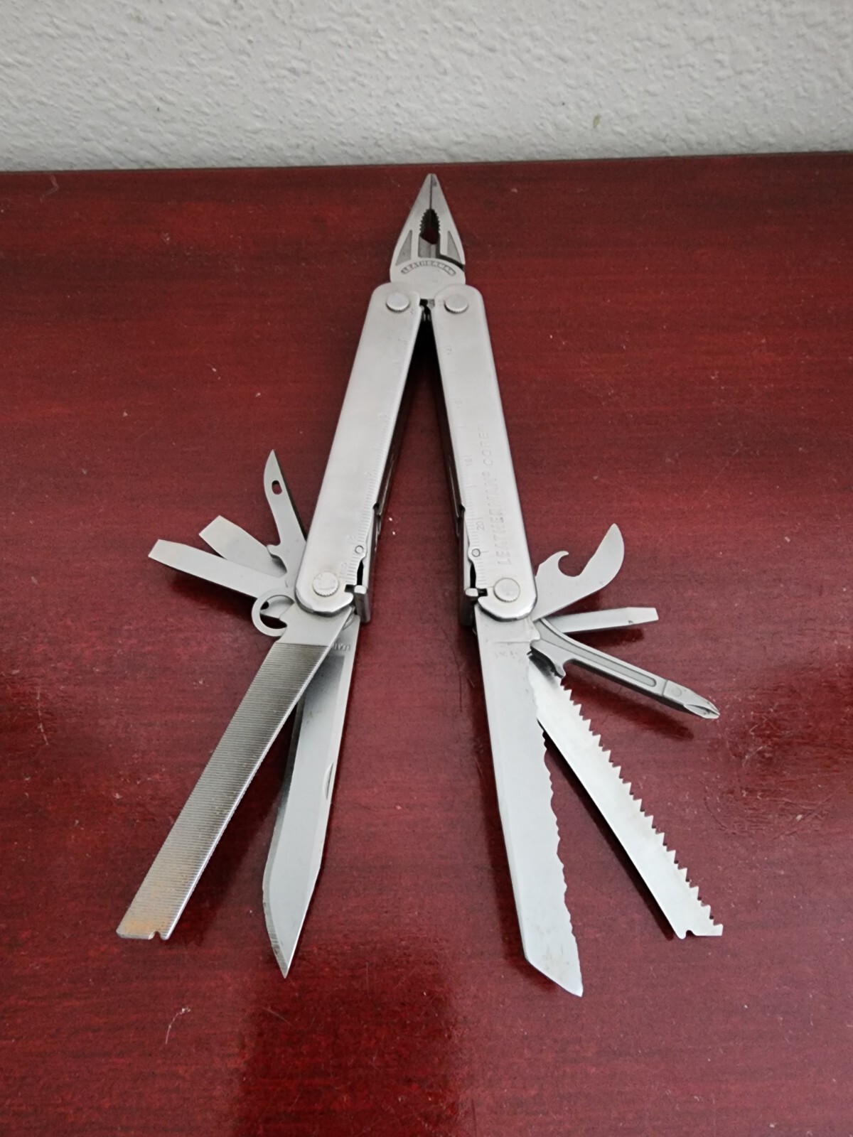 RETIRED 2008 COLLECTIBLE LEATHERMAN CORE 0908 MULTI-TOOL W/LEATHER SHEATH