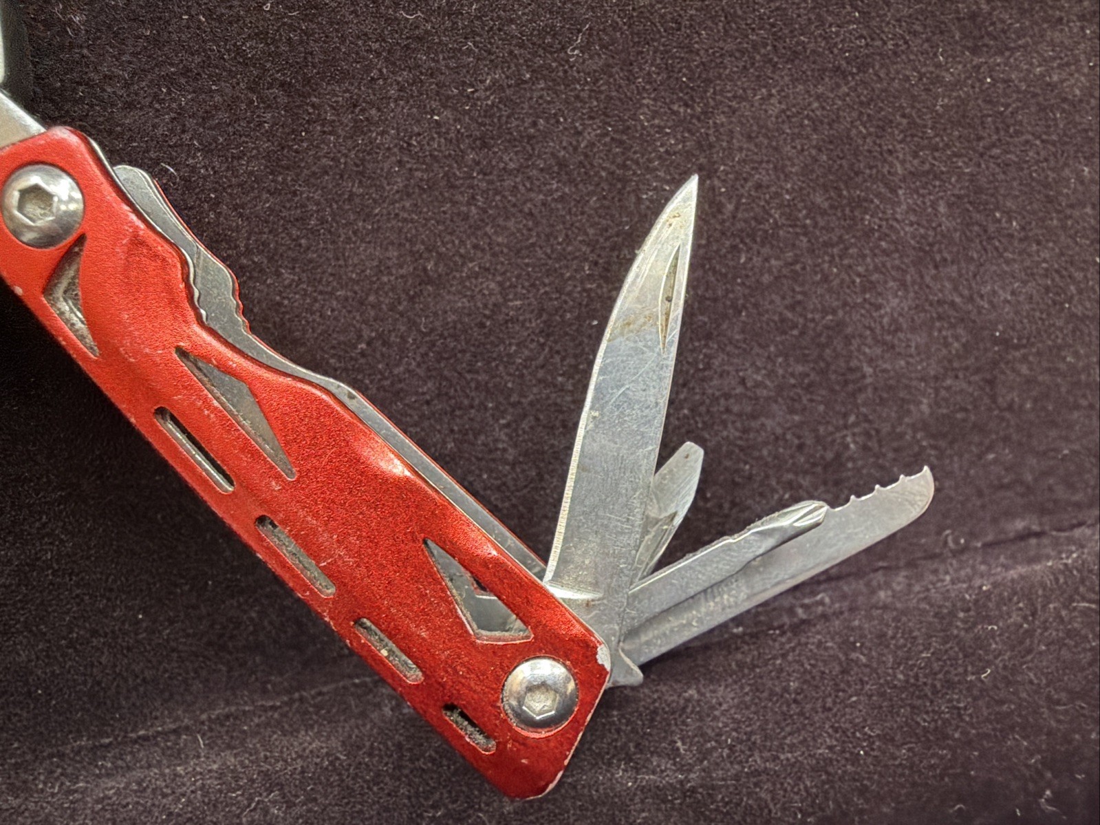 SNAP-ON Stainless Steel Red Easy Grip 9-in-1 Multi-Tool 2 3/4″