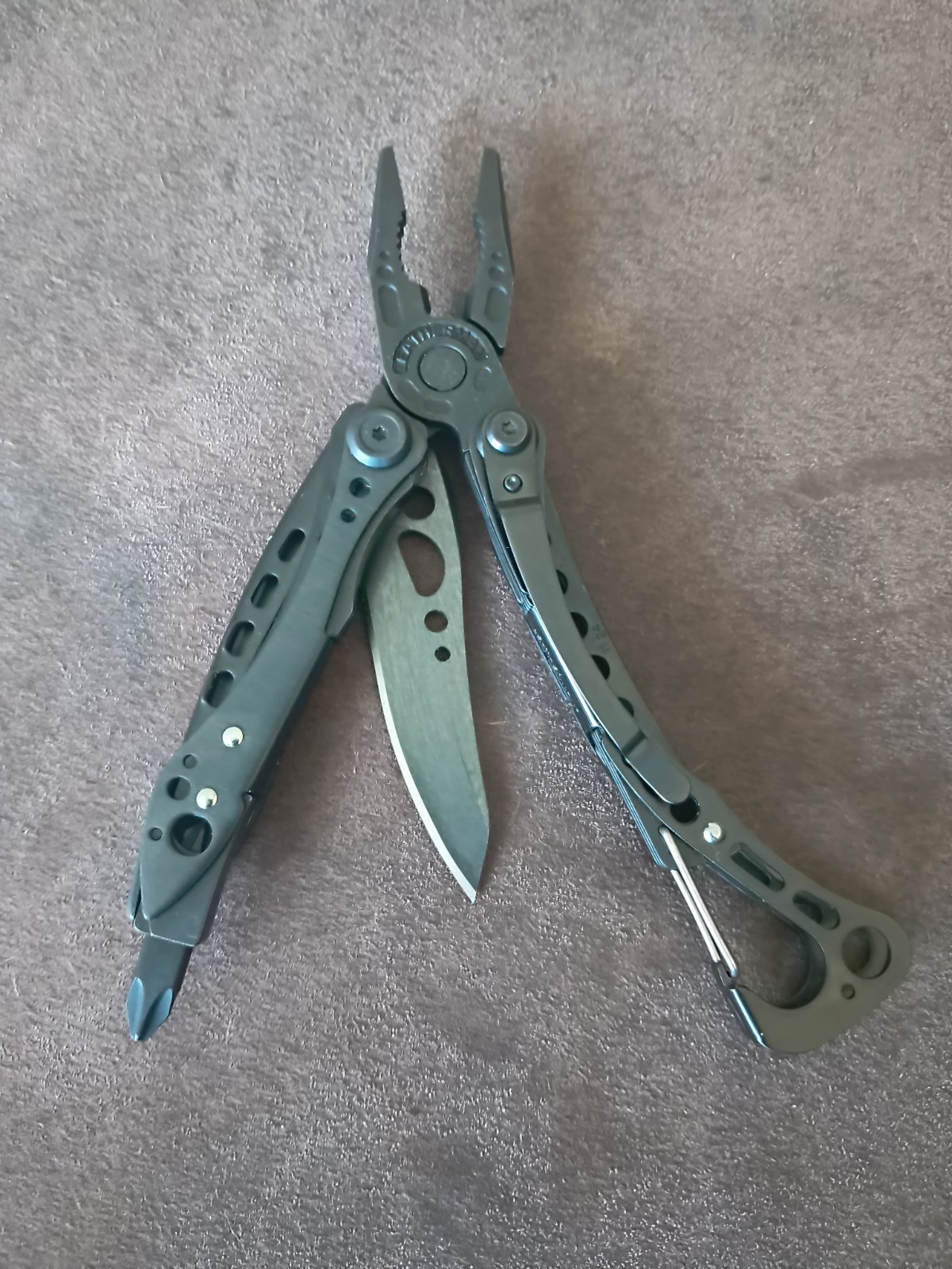 LEATHERMAN, Skeletool CX, 7-in-1 Lightweight, Minimalist Multi-Tool, Onyx Black