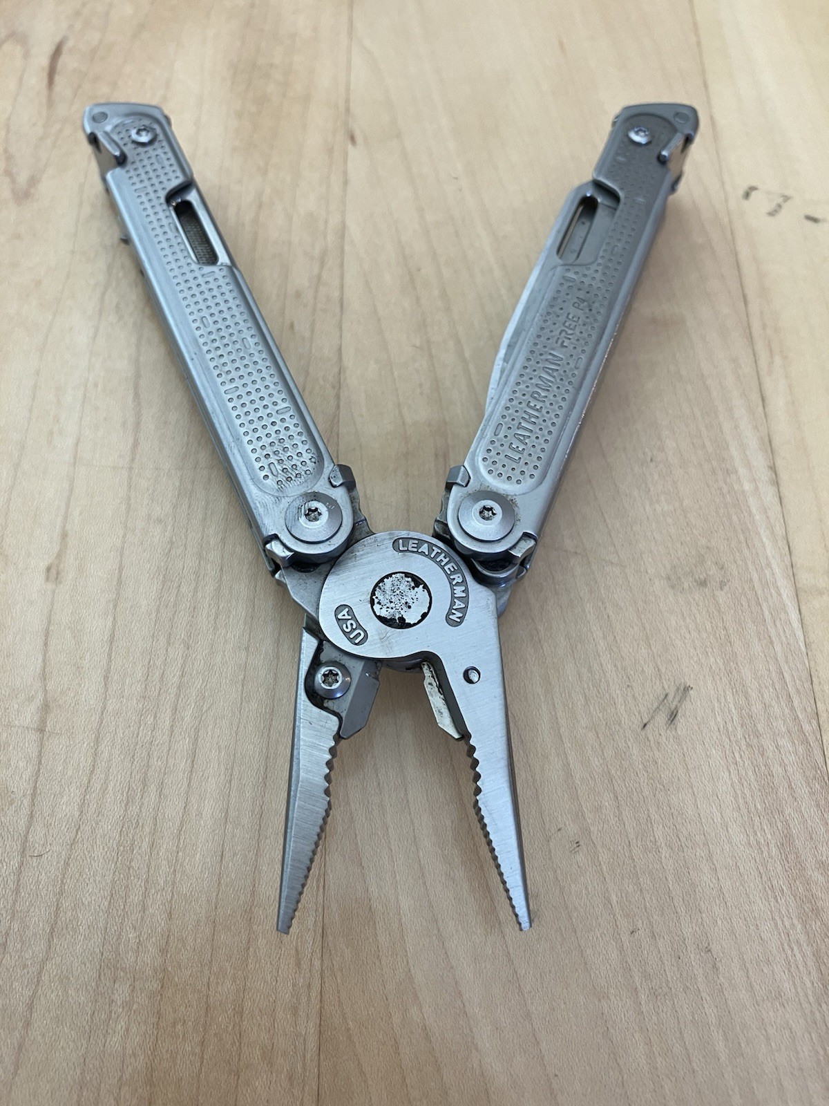 Leatherman Free P4 Stainless Steel Multi-Tool Knife – Rare Discontinued Model