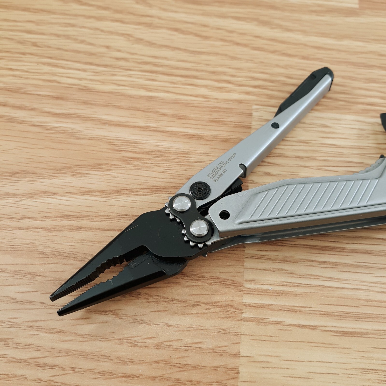 SOG Flash MT Linerlock Multi-Tool D2 Tool Steel Blade Stainless Steel Handle