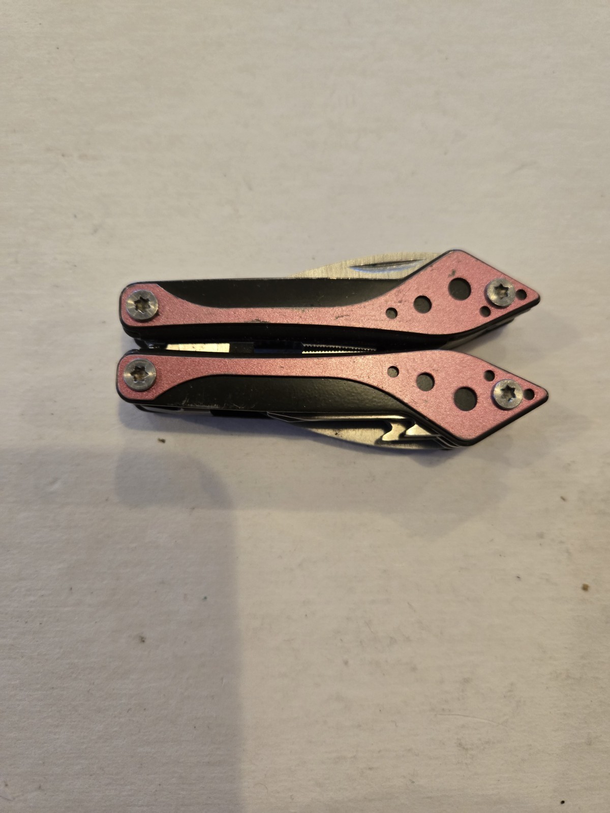 Cabela’s Mini Multi-Tool Pliers 7 Tools, Pink