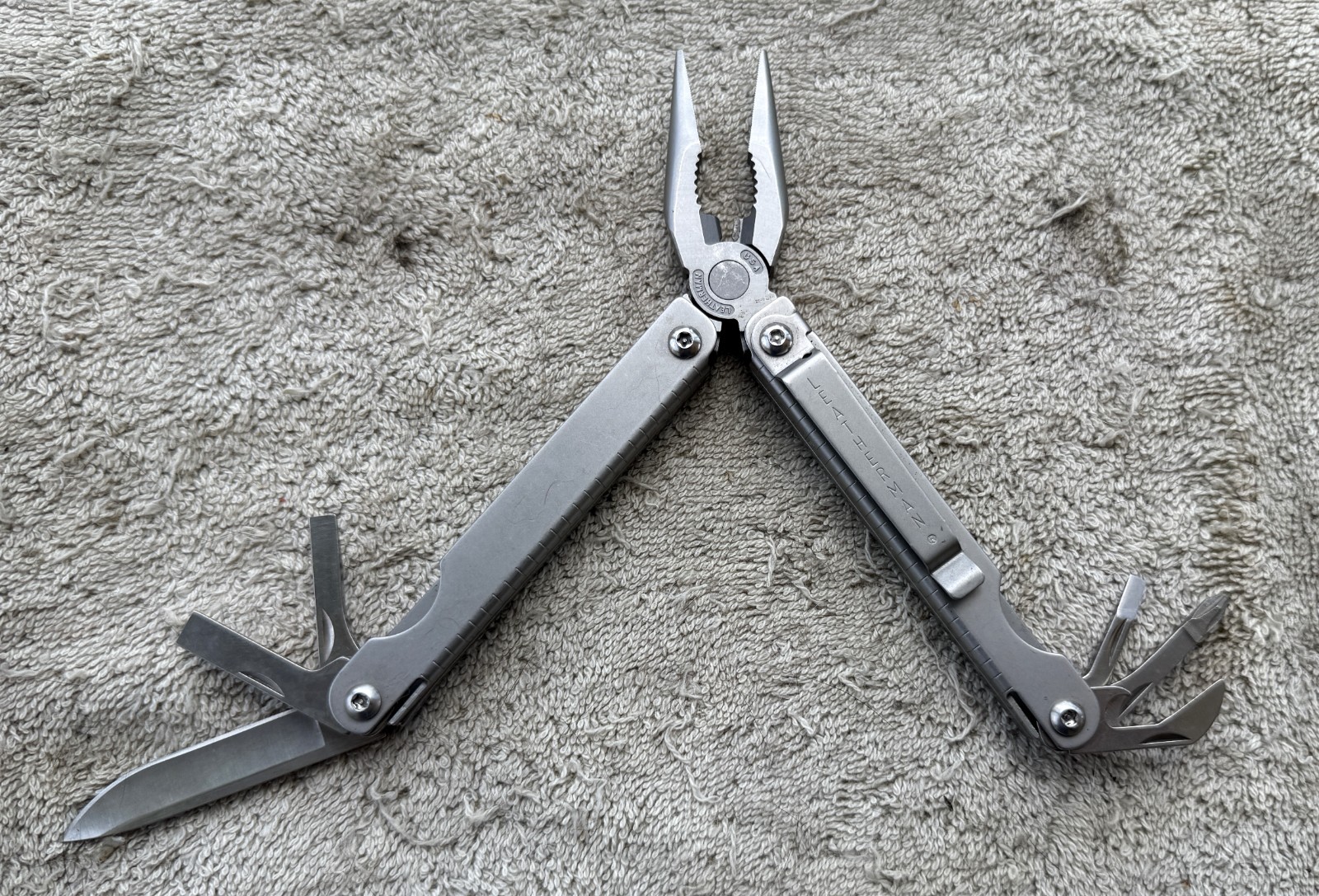 VINTAGE LEATHERMAN “BASS PRO SHOPS” SIDE CLIP – 8 PC MULTI TOOL – DATE CODE=0498