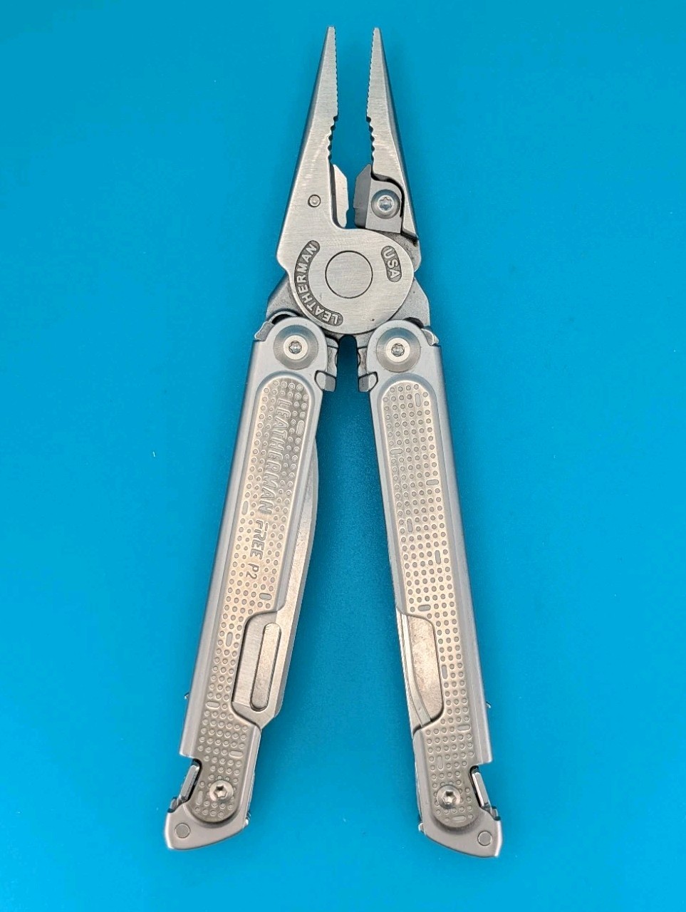 Leatherman FREE P2 Stainless Multi-Tool! WITH SHEATH! NEW IN BOX! RETIRED!