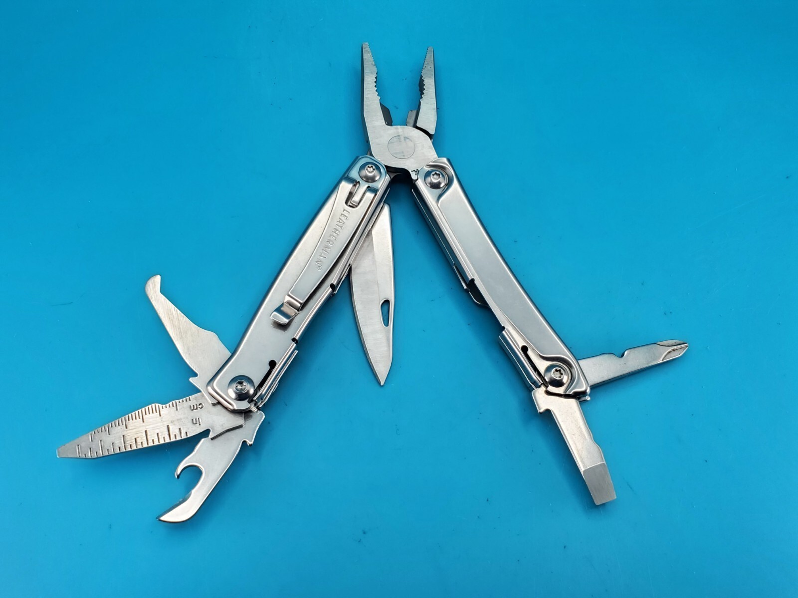 Leatherman Rev 3.8″ Multi-Tool, Stainless! *MINOR RUST ON ITEM*
