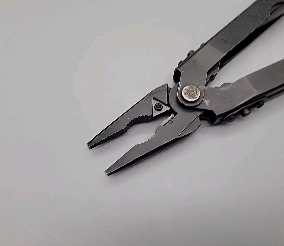 Gerber MP600Multiplier Multi-Tool – Needle Nose Carbide Cutter Pliers