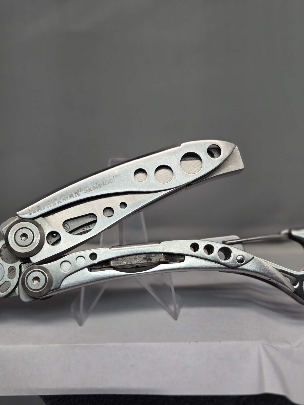 LEATHERMAN Skeletool Multi Tool – Plain Edge Blade Knife Pliers Carabiner!