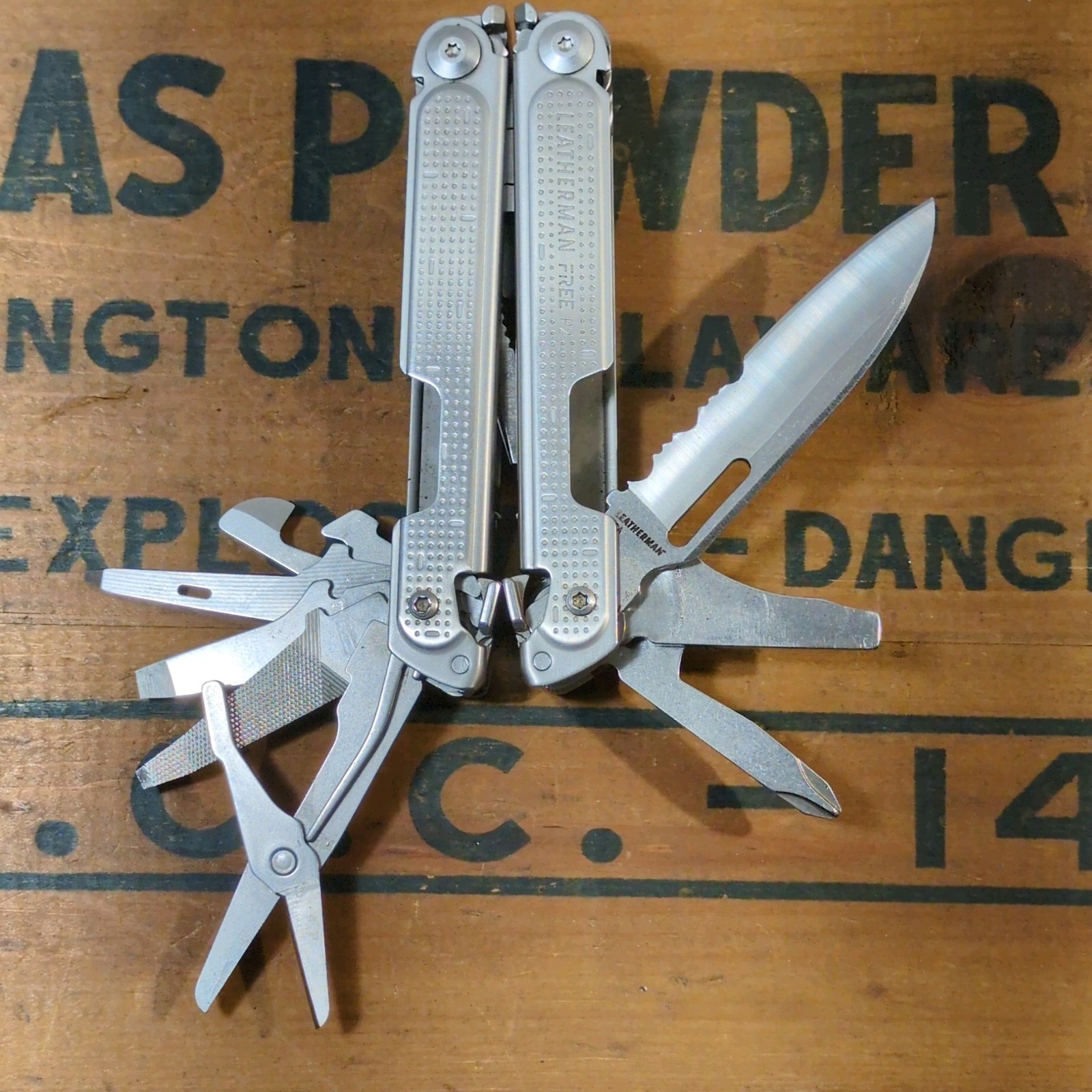 Leatherman FREE P2 Multitool Magnetic Lock 19 Tools Stainless Steel