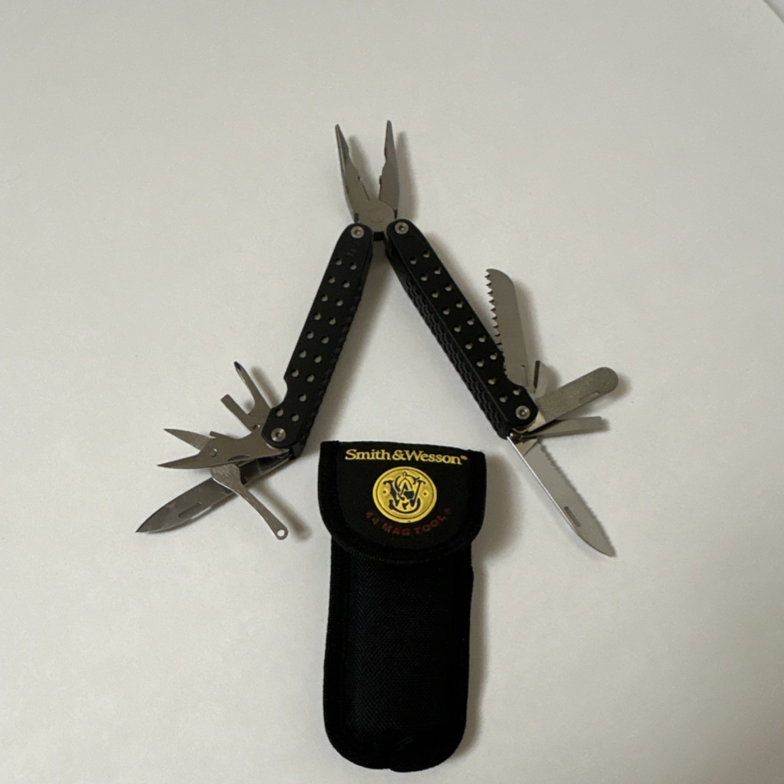 Smith & Wesson 44 MAG TOOL Multi-Tool 9-Function Stainless Steel Black w/ Sheath